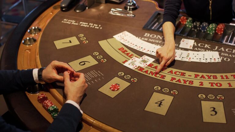 Tableau Blackjack : comment utiliser la stratégie de base pour mieux jouer Tableau Blackjack : Tout savoir sur la stratégie de base au blackjack